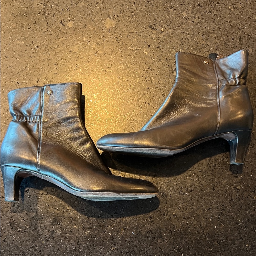 Elegant Black Leather Ankle Boots from AGL Attilio Guisti Leombruni